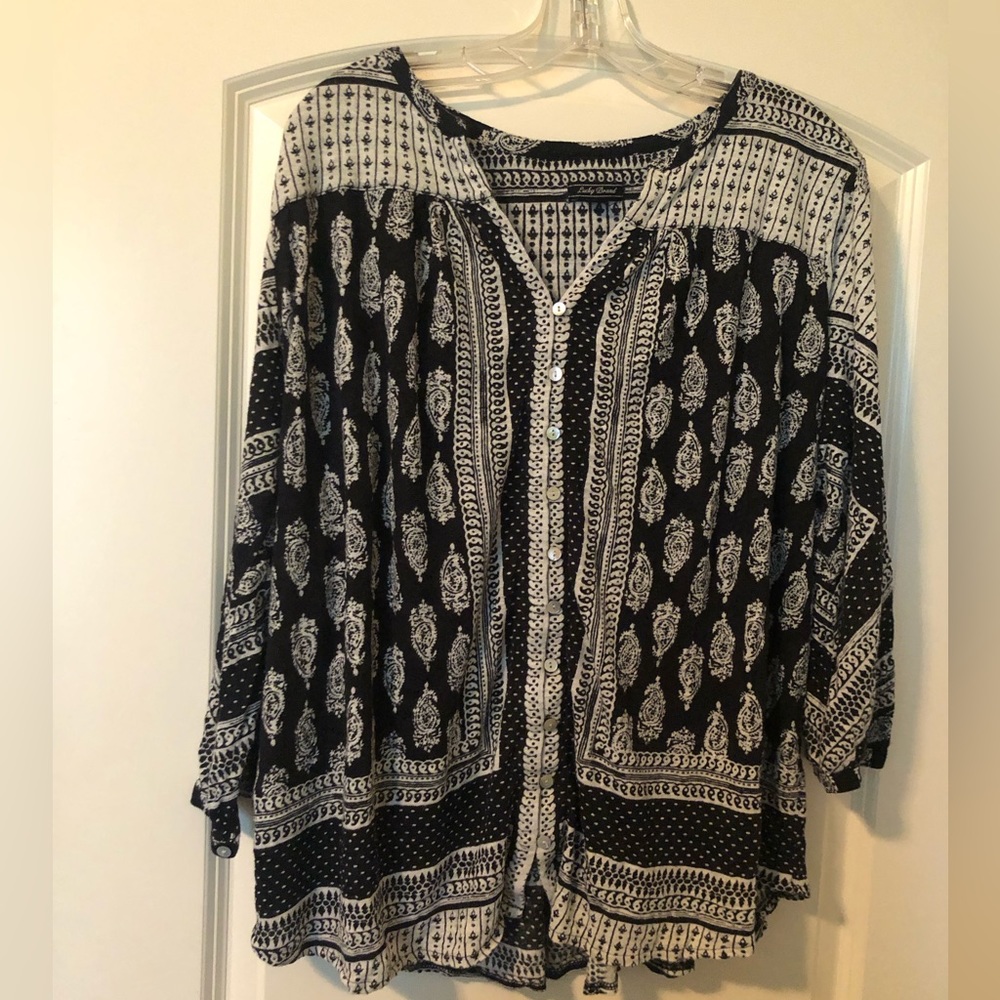 Black and white patterned 3/4 sleeve top